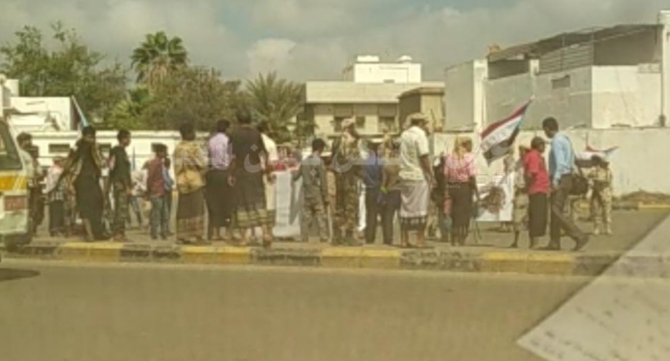 مواطنون يحتجون أمام مطار عدن الدولي