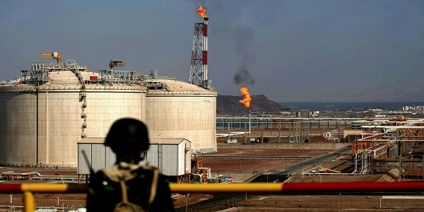 الحوثيون يصدرون بيانا بشأن استهداف منشأة النفط في مأرب