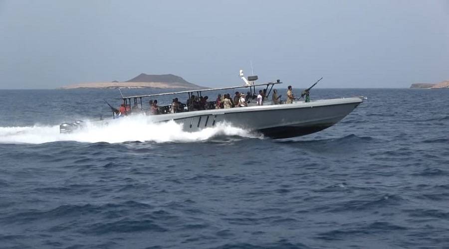 القوات الإرتيرية تهاجم الصيادين اليمنيين في حنيش وتعتقل 100 منهم 