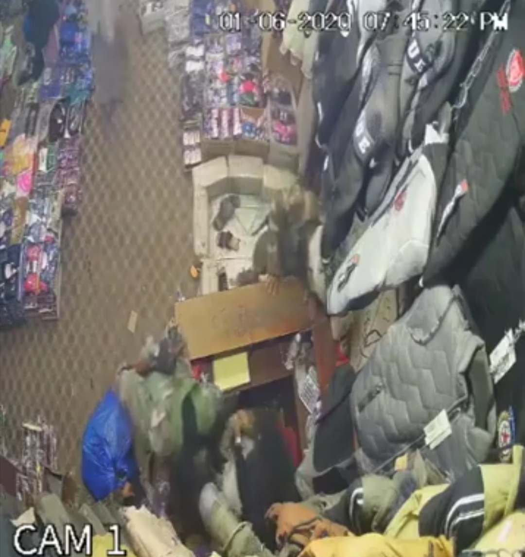 بالفيديو.. مسلحان حوثيان ينهبان محلًا تجاريًا في وضح النهار