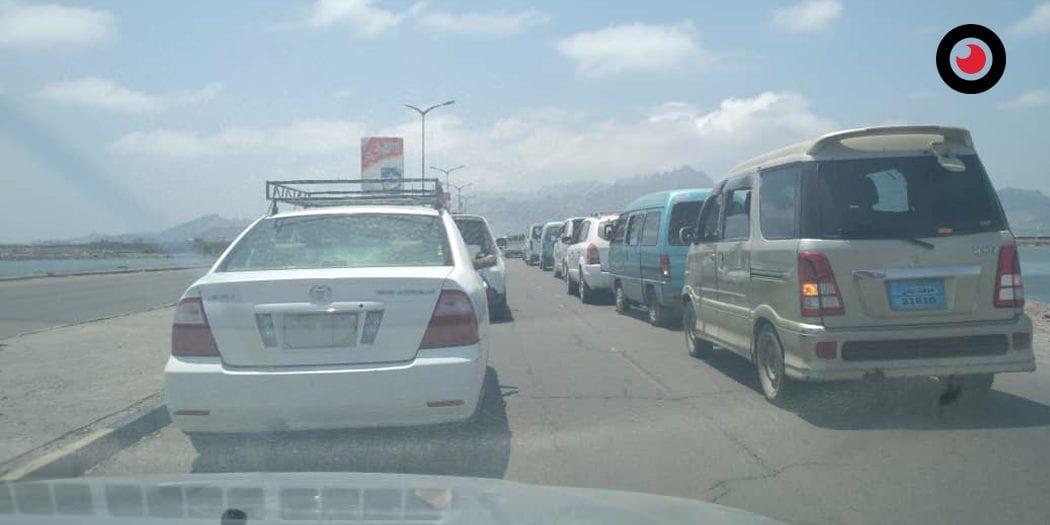 لليوم الثاني ..مواطنون يغلقون طريق مطار عدن احتجاجا على تسيير رحلات جوية 