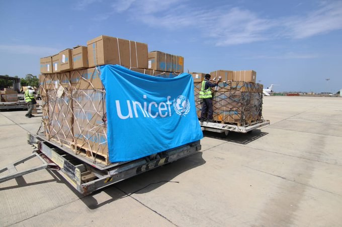 مساعدات تابعة لليونسيف في مطار عدن