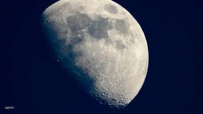 كشف علمي جديد يثير تساؤلات حول القمر