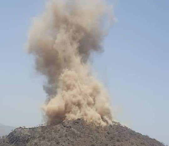 جماعة الحوثي تفجر حصن القوباء في مديرية الجميمة بمحافظة حجة