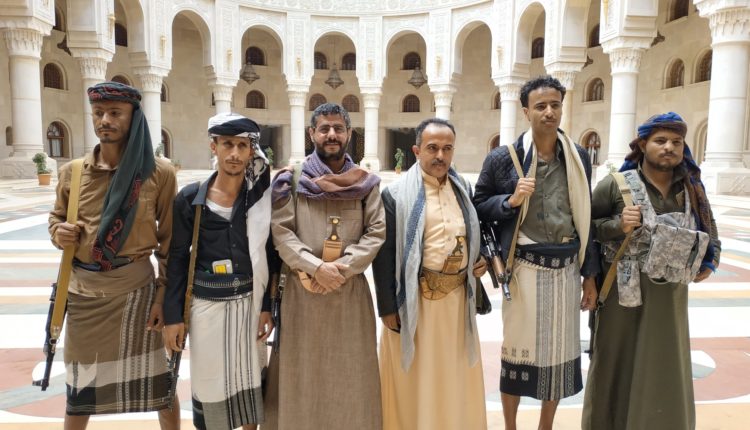 الحوثيون يعلنون انشقاق قائد عسكري في مأرب ووصوله إلى صنعاء (صورة)