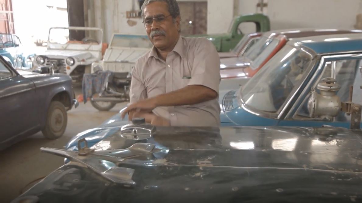 مواطن يمني يمتلك 60 سيارة كلاسيكية قديمة.. تعرف على قصته