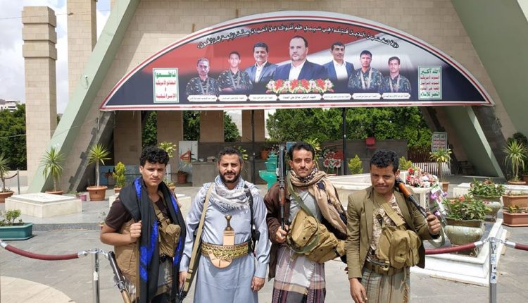انشقاق ثلاثة من ضباط الجيش الوطني وانضمامهم للحوثيين (صورة)