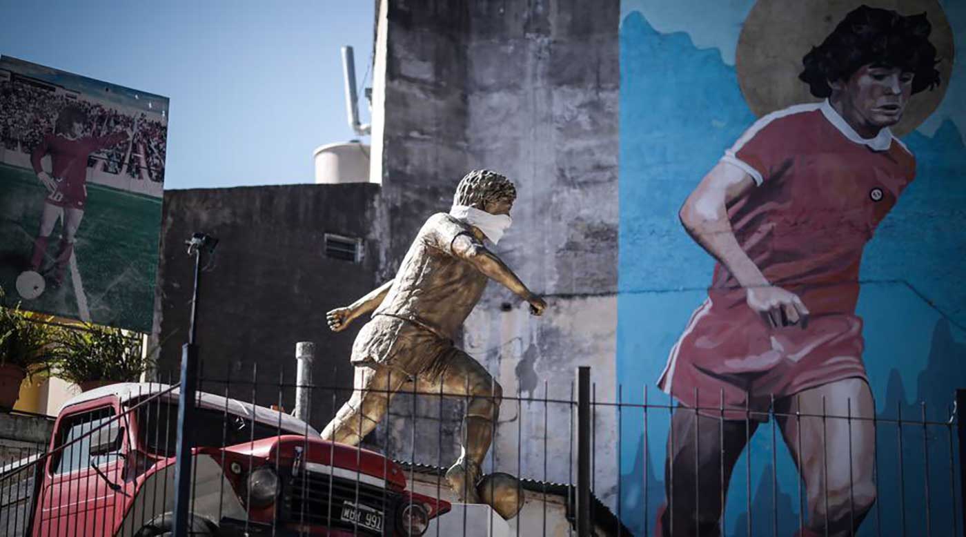 تمثال مارادونا في بوينس آيرس يرتدي كمامة