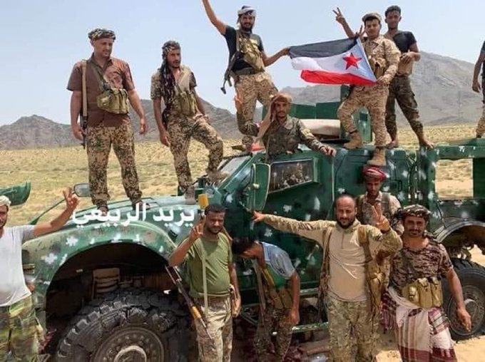 طارق صالح يظهر مع جنود الانتقالي رافعين علم الانفصال (صورة)