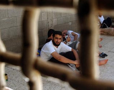 عشرة آلاف أسير فلسطيني بسجون الاحتلال الإسرائيلي