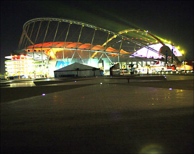 لقطة ليلية من الخارج لملعب خليفة الدولي الذي سيستضيف مباراة الاف