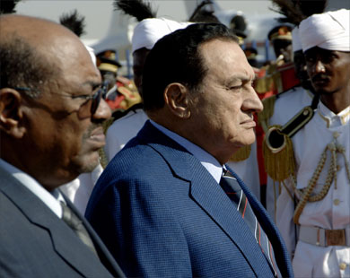 الرئيس البشير (يسار) سينقل لنظيره مبارك آخر تطورات ملف دارفور وا