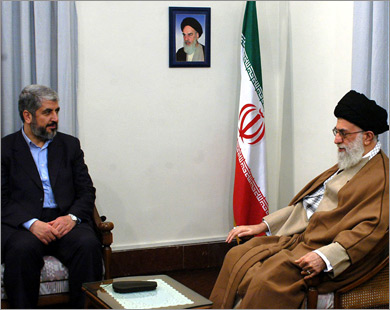 مشعل (يسار) التقى خامنئي ومسؤولين إيرانيين آخرين في طهران