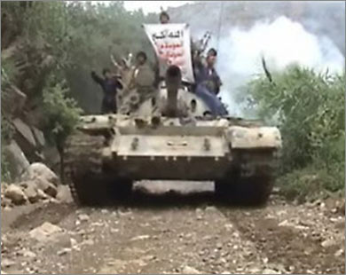 صورة من تسجيل وزعه الحوثيون لآليات قالوا إنهم سيطروا عليها بصعدة