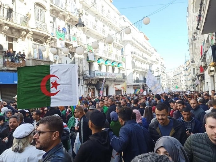 الجزائر .. فض مسيرة متوجهه إلى القصر الرئاسي 