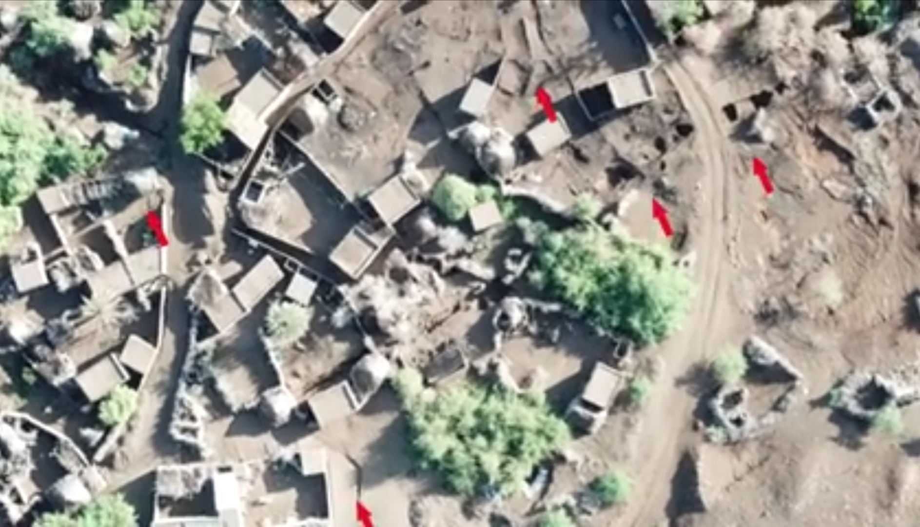 بالفيديو لقطات جوية تظهر تحويل الحوثيين منازل في الحديدة إلى ثكنات عسكرية