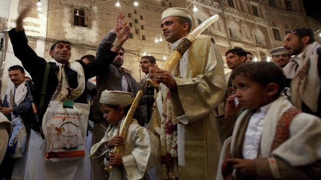 قبيلة يمنية تحدّد مهوراً مخفضة للزواج وتفرض غرامات على المخالفين