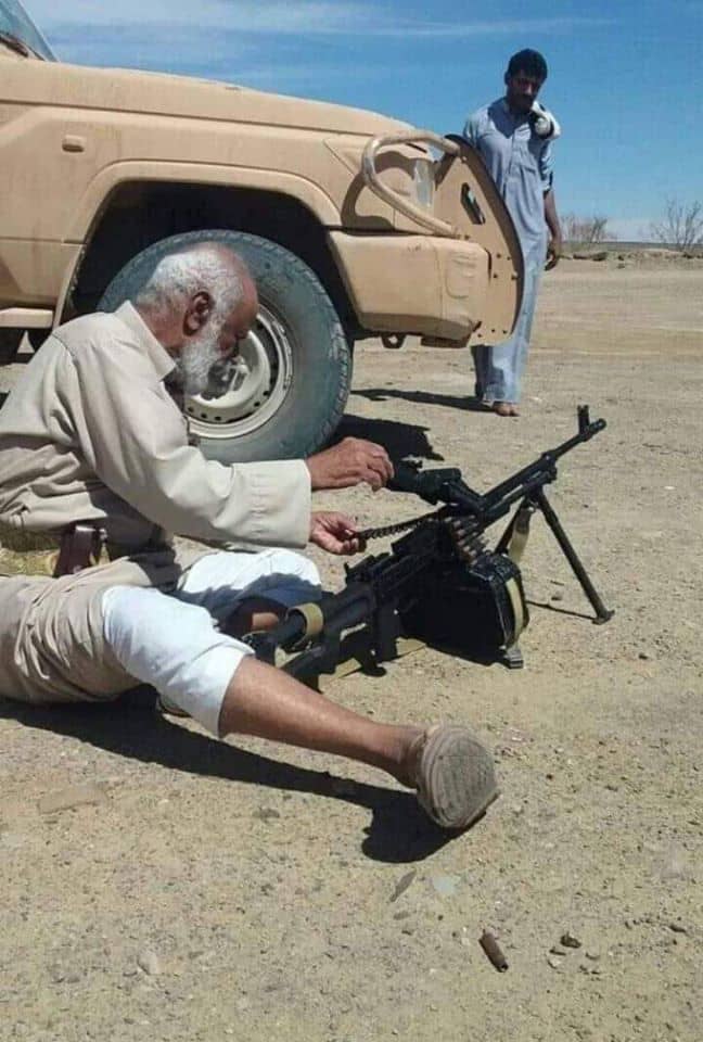 شاهد.. جميح رجل مسن فقد 8 من أبنائه في الحرب ويقوم بتنظيف سلاحه