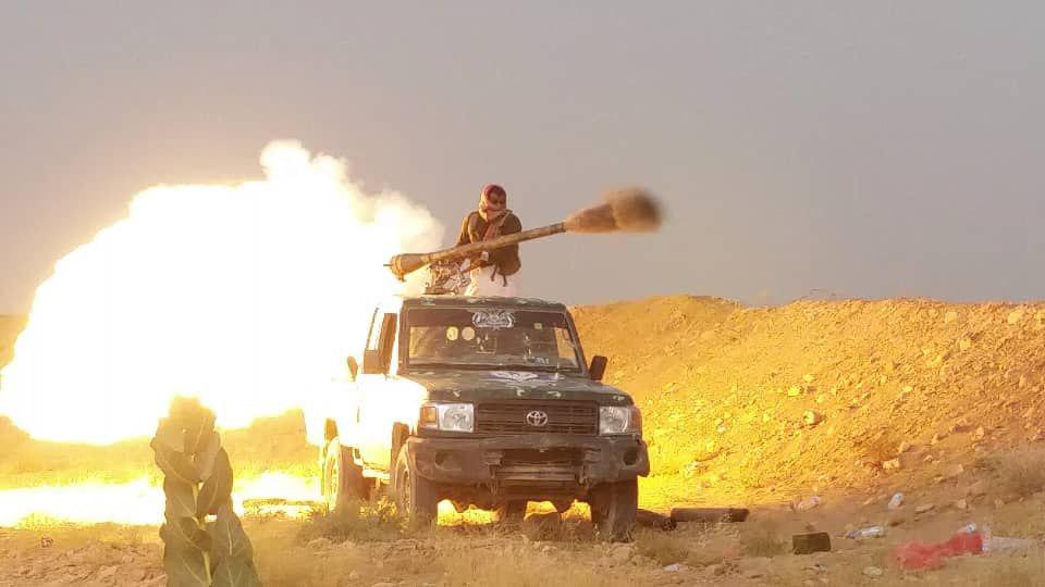 مدفعية القوات الحكومية تستهدف آليات لجماعة الحوثي شرق صنعاء (فيديو)