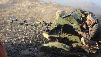 عاجل.. الحوثيون يسيطرون على أجزاء من معسكر كوفل بصرواح وإصابة قائد اللواء 143 مشاة 