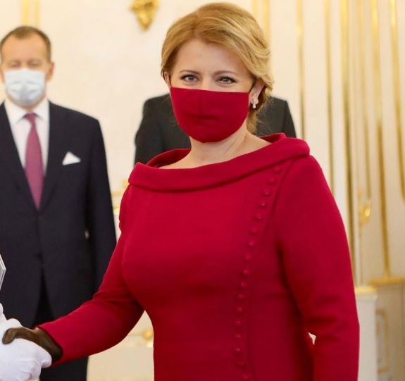 كمامات على الموضة.. رئيسة سلوفاكيا تخطف أنظار العالم بأناقتها في زمن الكورونا (صور)