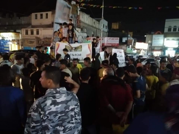 محتجون في عدن يطالبون بإخراج المعسكرات إلى خارج المدينة