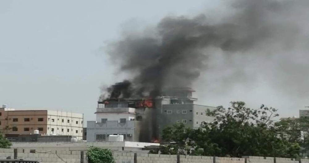 حريق هائل يندلع وسط مدينة عدن وأحد الأطفال يقفز من أعلى المبنى المحترق لإنقاذ حياته
