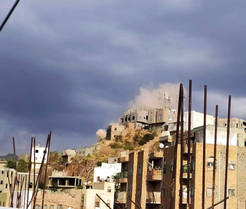 عاجل : انفجارات عنيفة تهز مدينة تعز بالتزامن مع معارك مشتعلة شمال المدينة 