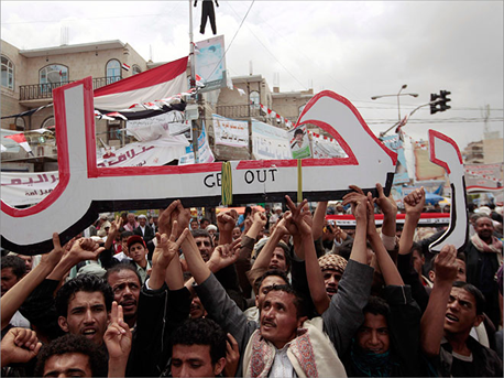 معارضو صالح يصرون على رحيله (رويترز)