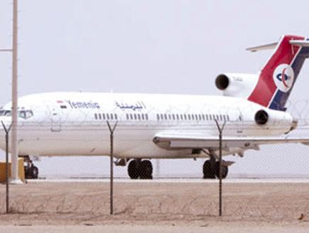 الطائرة في مطار الملك خالد الدولي (نقلاً عن الوطن)