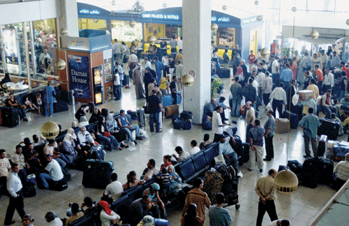 أمن مطار صنعاء يغلق الأبواب أمام الركاب .. واليمنية تبقي بعض ركابها بالمطار لاكثر من يومين !