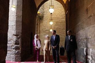 أوباما خلال زيارته لمسجد السلطان حسن