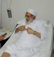 بعد تدهور حالته الصحية .. نقل الشيخ محمد المؤيد إلى العناية المركزه
