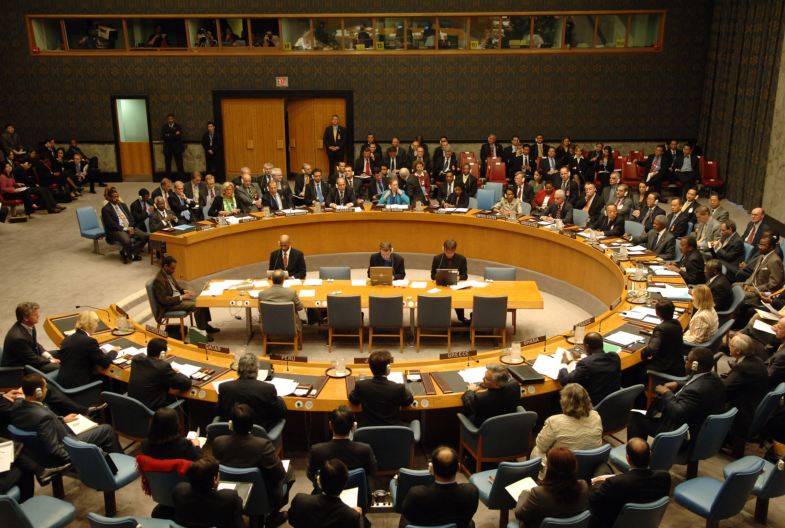 دبلوماسيين يمنيين: قرار مجلس الأمن سيتضمن تدخل عسكري محدود لحماية الشركات النفطية