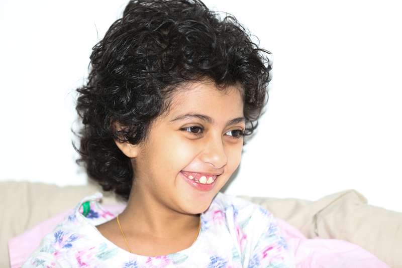 ورم سرطاني بالرأس يهدِّد حياة طفلة يمنية بجدة
