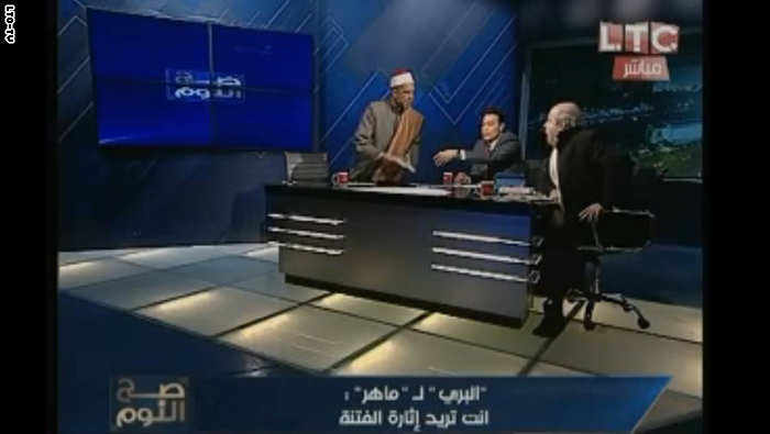 بالفيديو.. جدل حول فتوى «إرضاع الكبير» يتسبب بجولة شتائم على الهواء في مصر