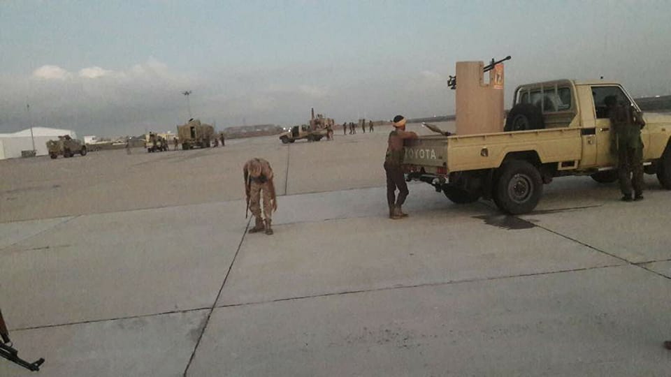 انتقادات لتعاطي الحكومة مع أحداث مطار عدن الدولي واتهامات للإمارات بالوقوف وراء صراع المطار