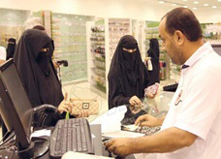 العامل اليمني مازال يبيع في محال المستلزمات النسائية- صحيفة الشر