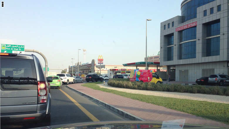 بالصور.. إزدحام محطات الوقود في دبي قبل ساعات من رفع الأسعار