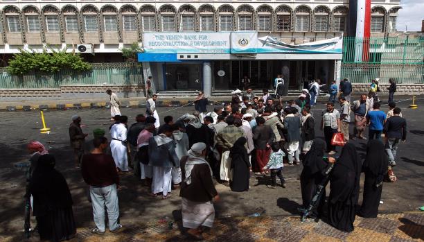 النظام النقدي اليمني يتفكك... والإفلاس يزيد رسوخاً