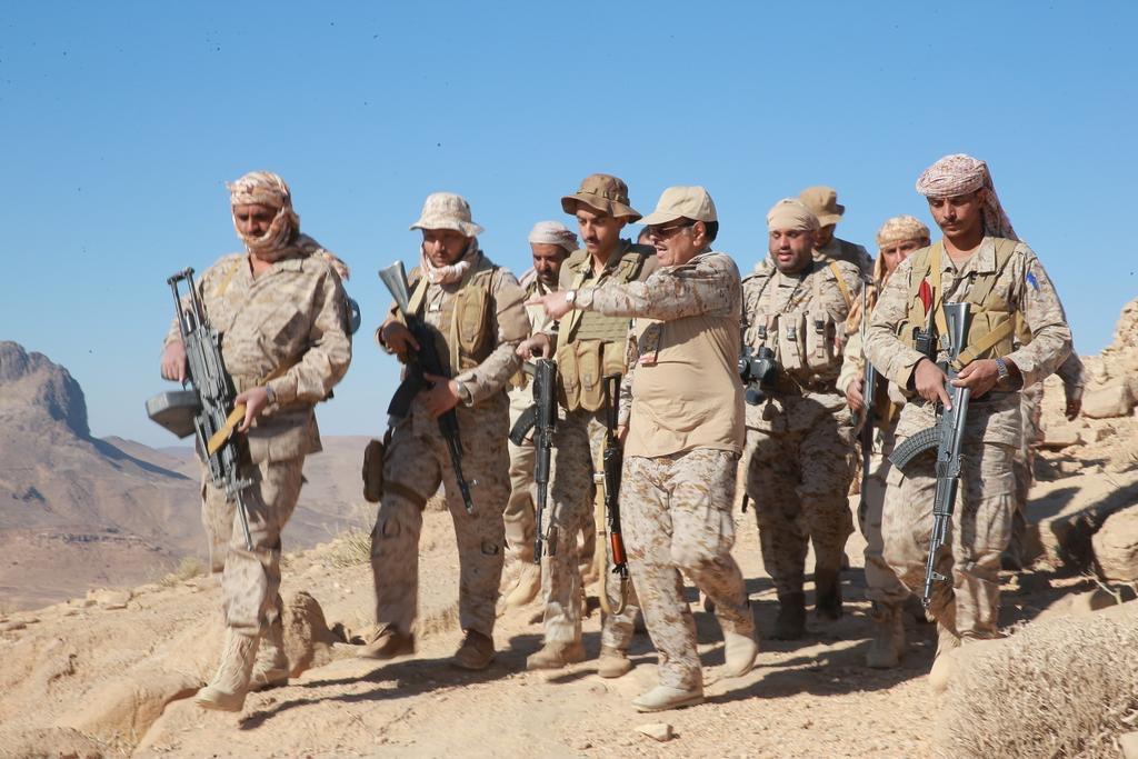 الفريق علي محسن يصل «جبهة نهم» بعد ساعات من تقدم كبير لقوات الجيش والمقاومة (صور)