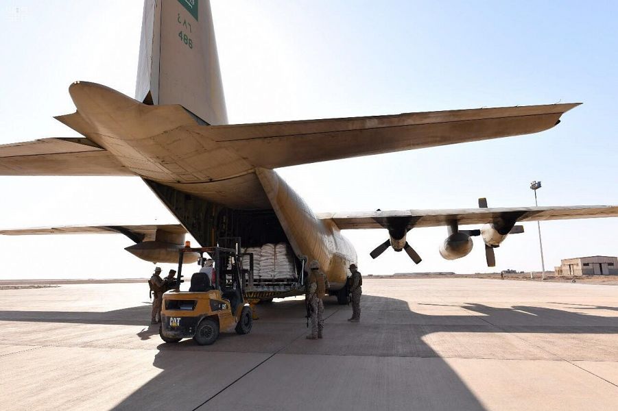 التحالف العربي يعلن تشغيل مطار الغيظة ويؤكد وصول أول طائرة إغاثة سعودية