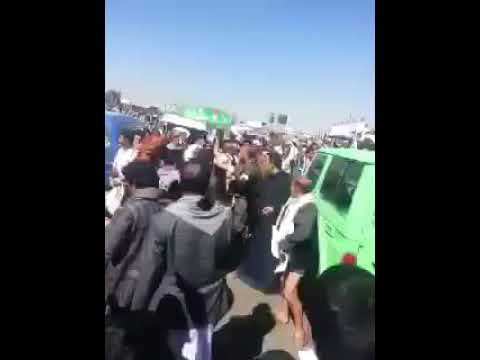 المئات من المواطنيين في صنعاء في مشيرة احتجاجية يرددون شعار: لا حوثي بعد اليوم (فيديو)