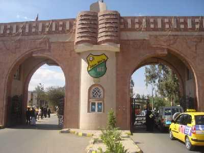 ميليشيات الحوثي تقتحم الحرم الجامعي لجامعة صنعاء وتغلق مكتب عميد كلية الشريعة