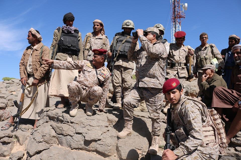 المقدشي يتفقد الخطوط الأمامية لجبهات القتال في نهم بمحافظة صنعاء