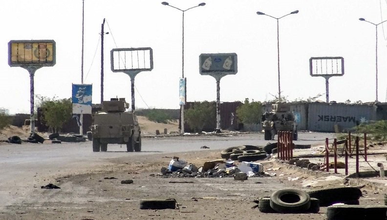 اشتباكات بين القوات المشتركة والحوثيين في الحديدة وانفجارات جراء قصف حاويتي أسلحة