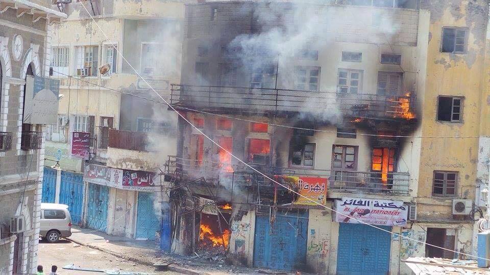 حرب شوارع وقصف لمنازل المواطنيين والمتاجر عشوائياً في مدينة عدن