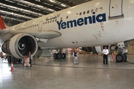 وصول اول طائرة يمنية إلى القاهرة قادمة من جيبوتي استعداداً لنقل العالقين إلى اليمن
