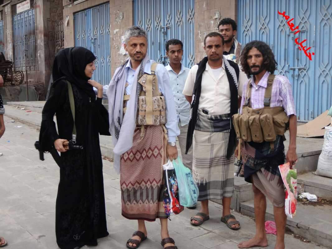 ابنة قائد المقاومة الشعبية بتعز «الشيخ حمود المخلافي» تحمل السلاح لمواجهة الميليشيات الحوثية