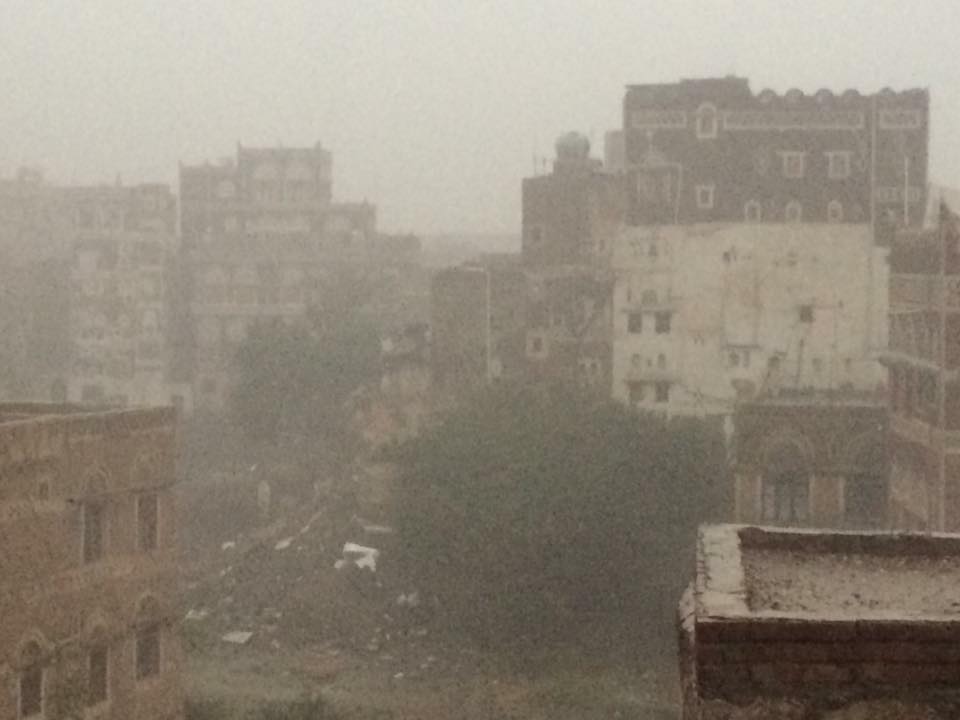 انهيار منزل في مقشامة القاسمي بصنعاء القديمة نتيجة للأمطار الغزيرة التي شهدتها العاصمة
